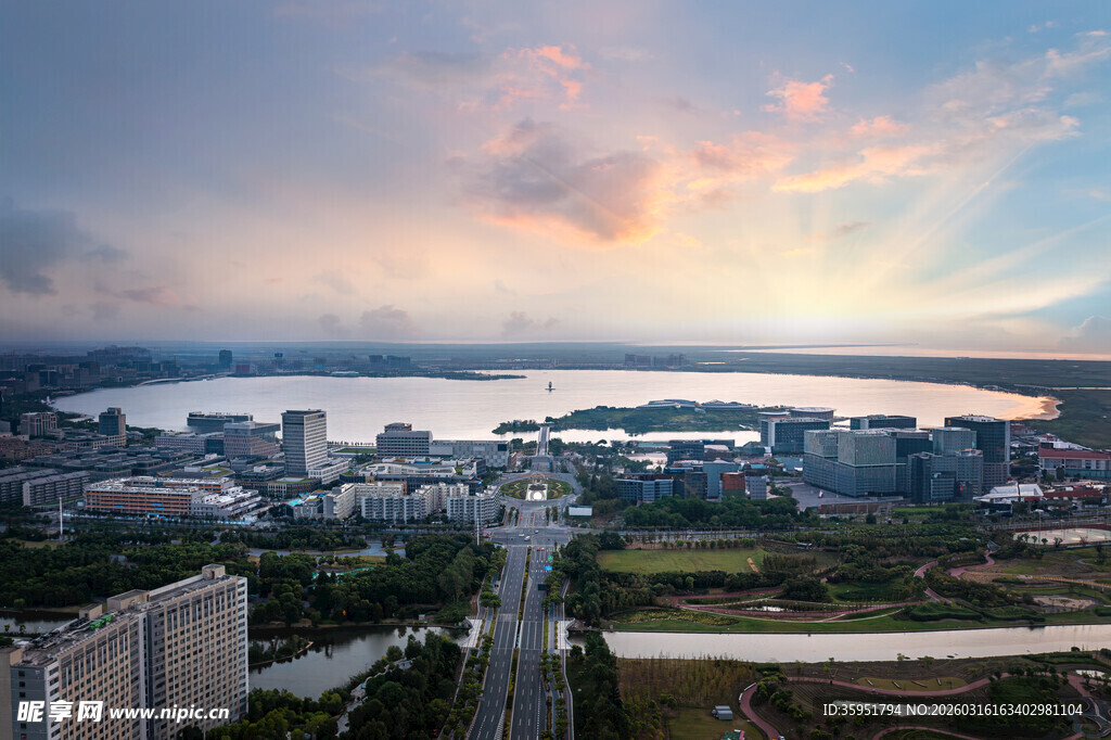 城市河畔日落美景