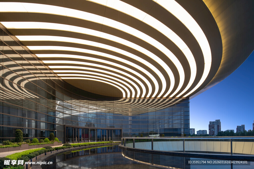 现代环形建筑内部景观