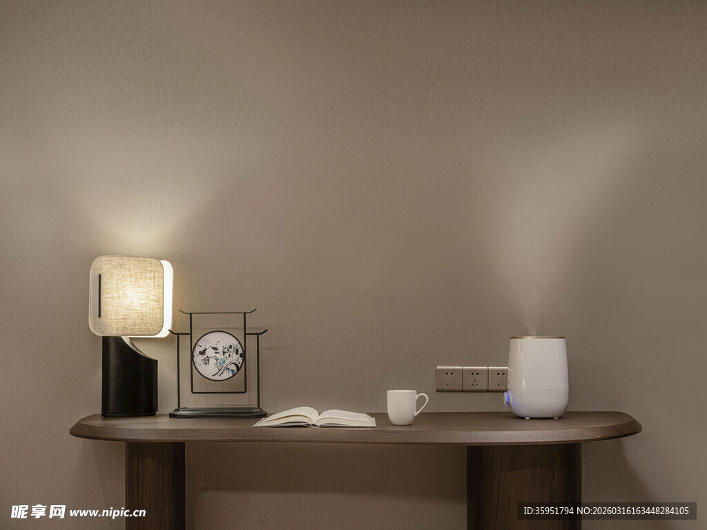 简约桌面摆件营造温馨氛围