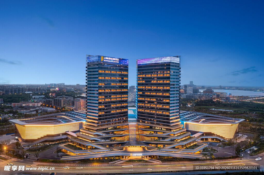 繁华都市中的现代化双子高楼