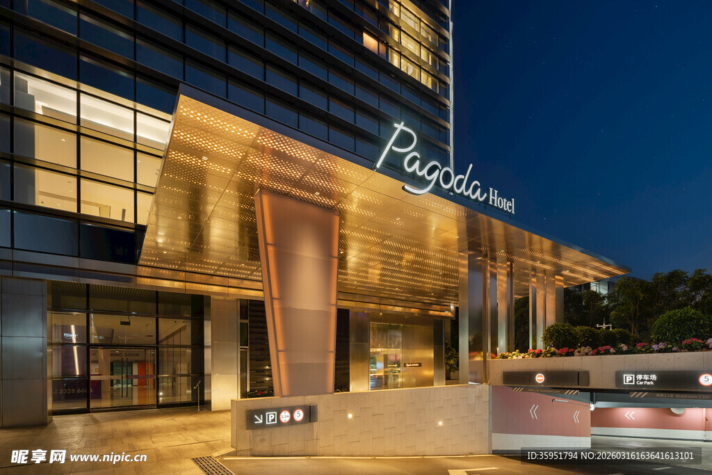 夜晚繁华的丽思卡尔顿酒店