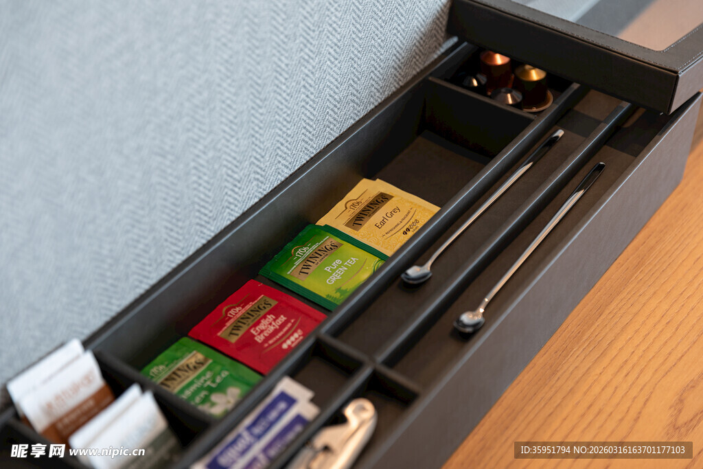 抽屉内的多样物品收纳