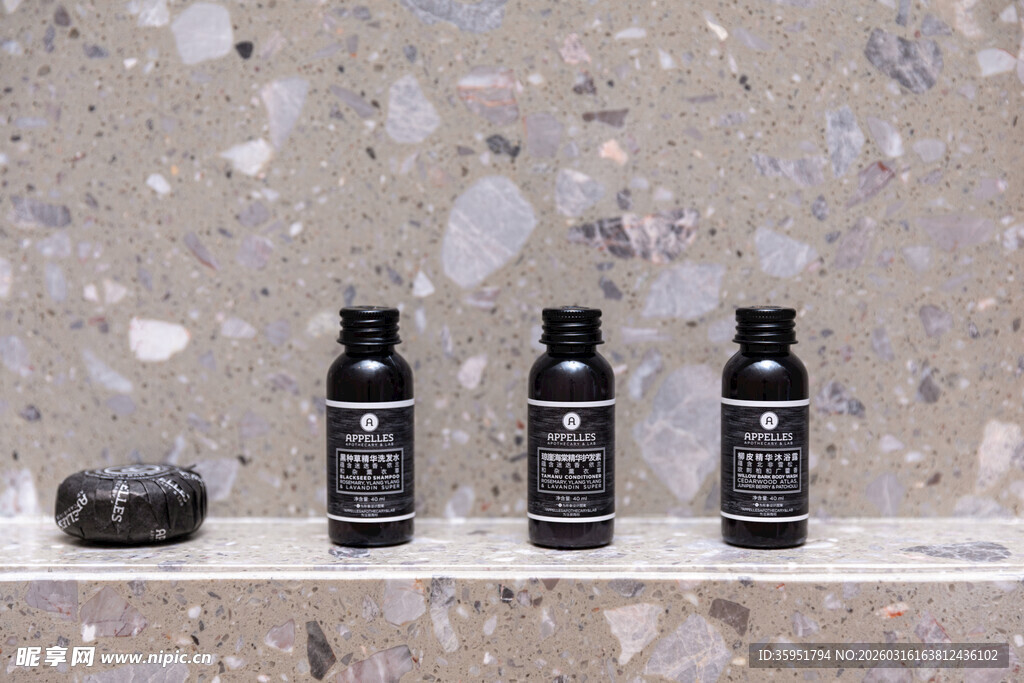 三瓶黑色香薰精油展示