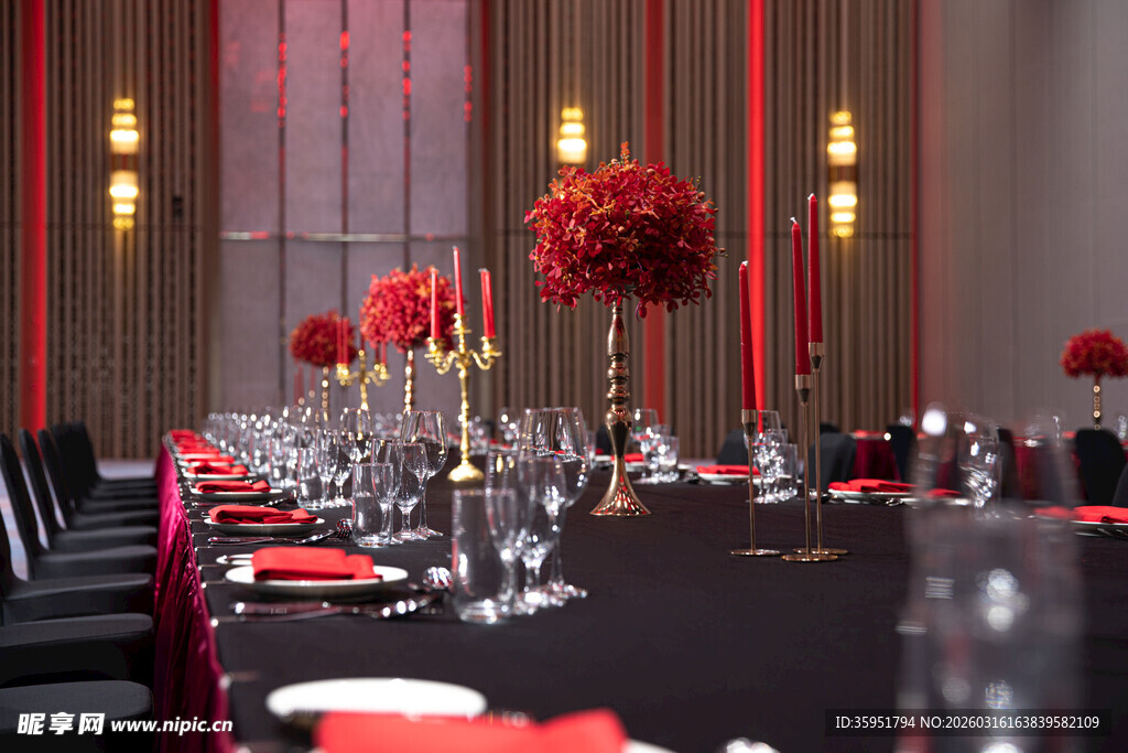 华丽红黑主题宴会餐桌布置