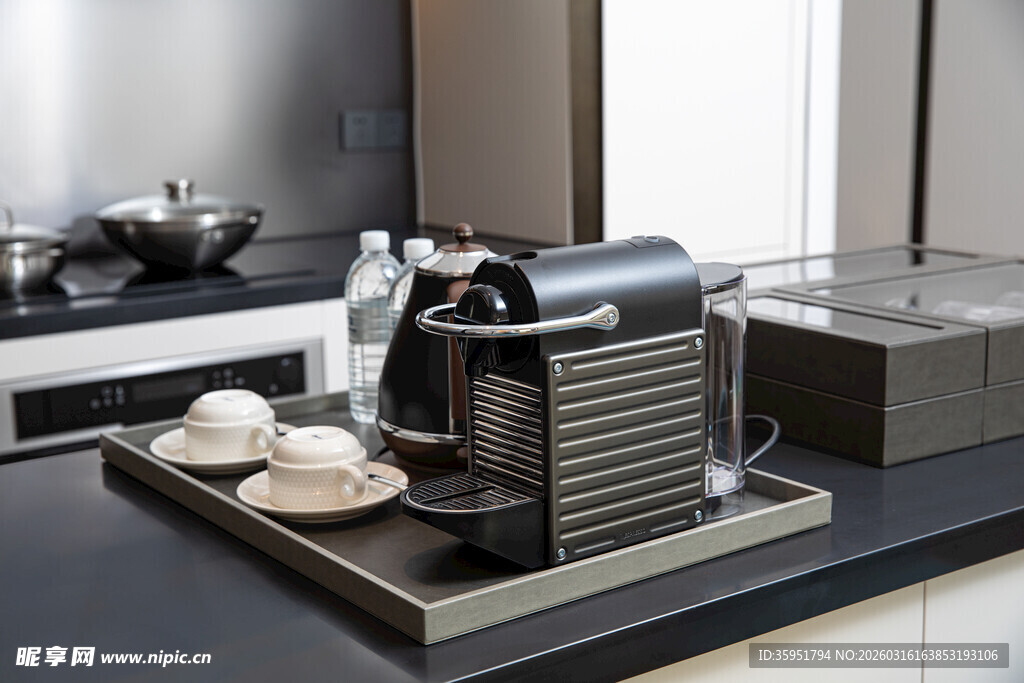 现代厨房咖啡机及餐具展示