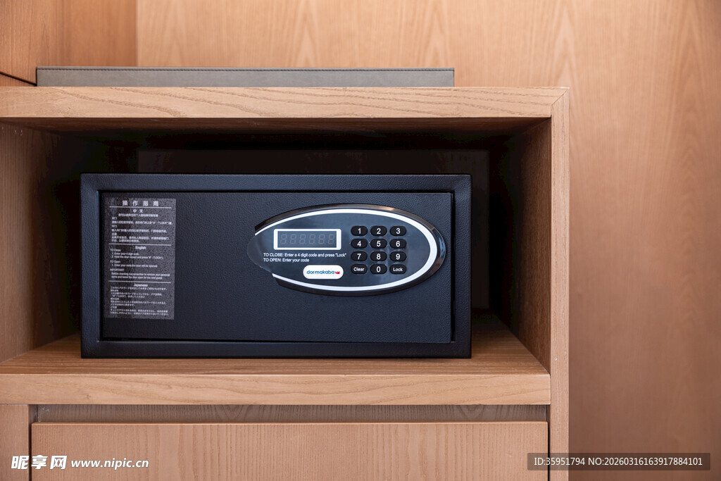 橱柜中的黑色微波炉