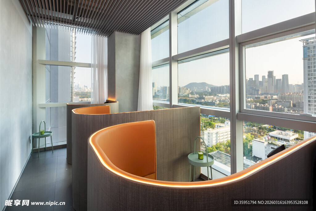 现代弧形窗边办公空间