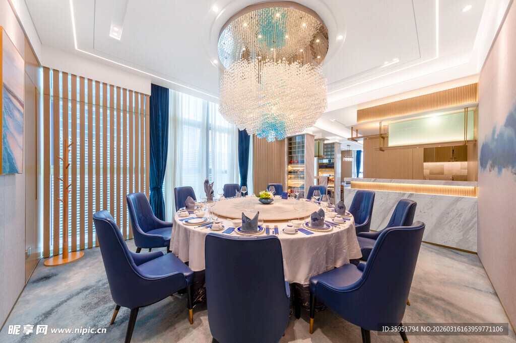 豪华餐厅内景精致餐桌布置