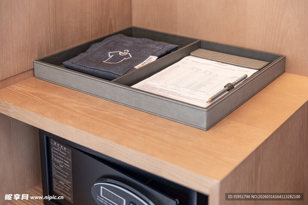 木质桌面的收纳盒