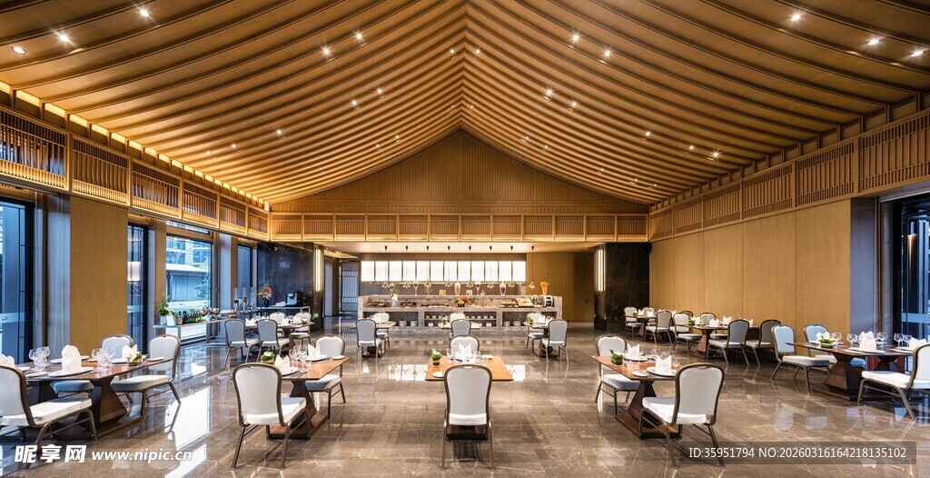 宽敞明亮的木质会议室