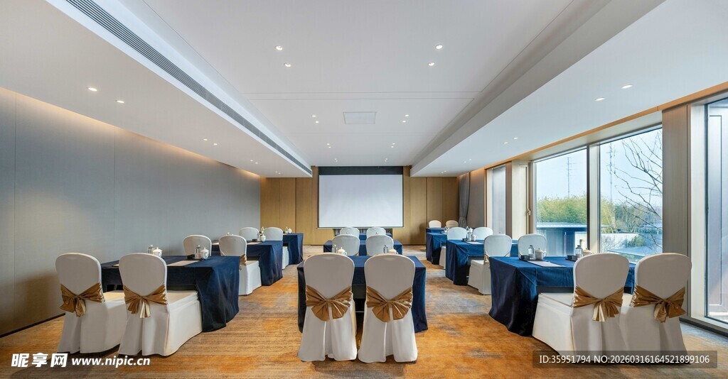 宽敞明亮的现代化会议室