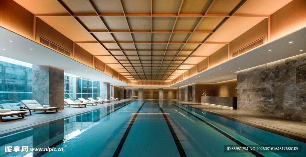 现代风格室内豪华游泳池