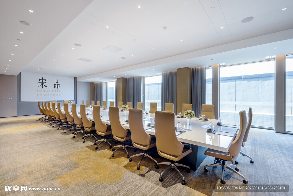 现代宽敞会议室场景