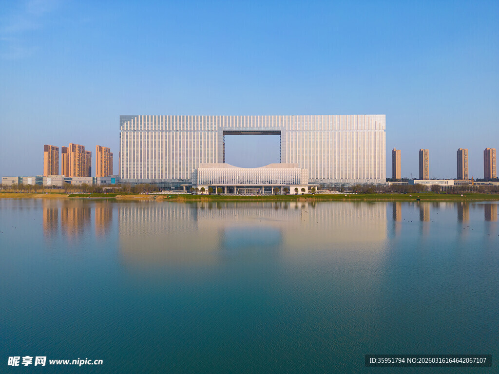 湖畔现代建筑的宁静之美