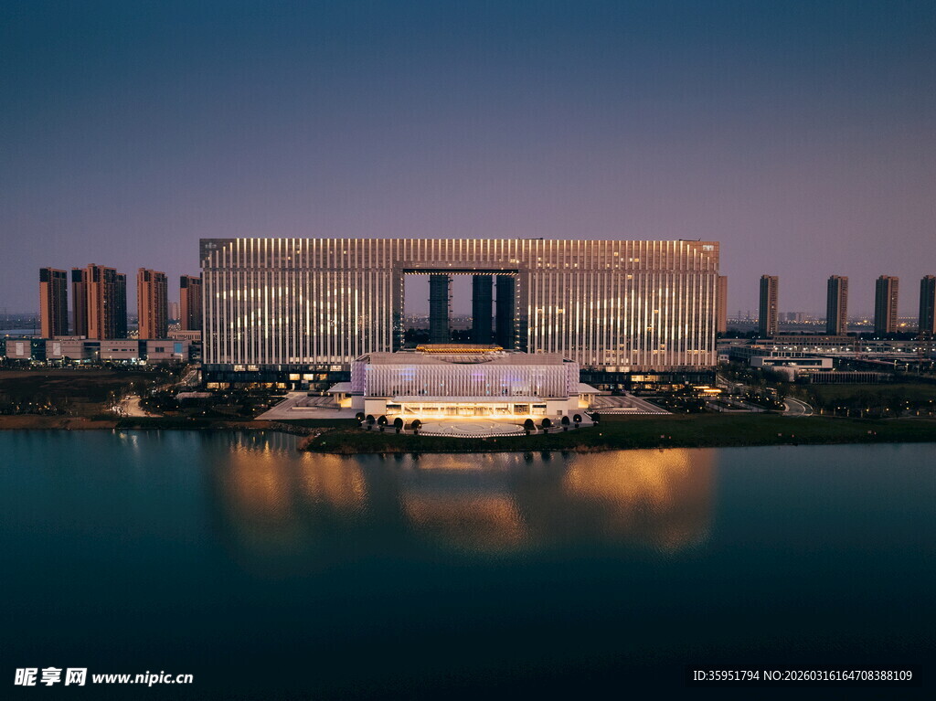 夜幕下的宏伟建筑