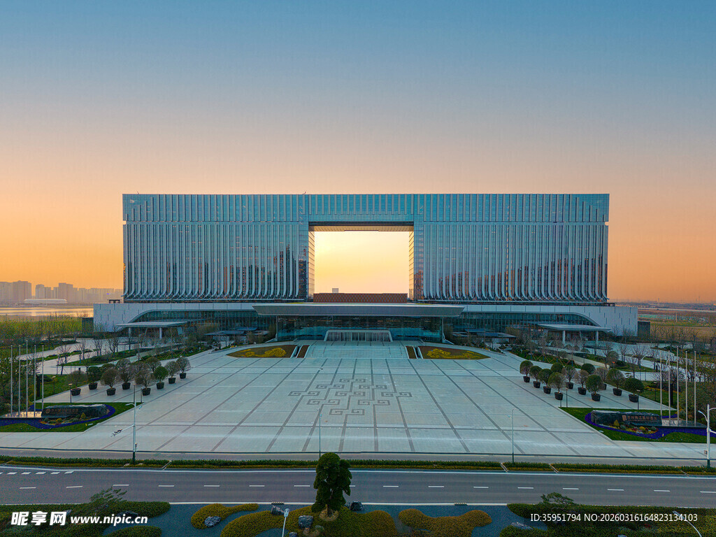 现代建筑外观全景图