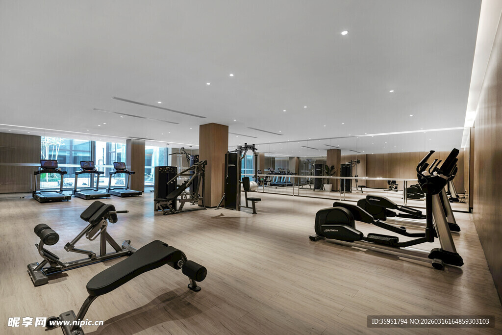 现代宽敞健身房内部场景