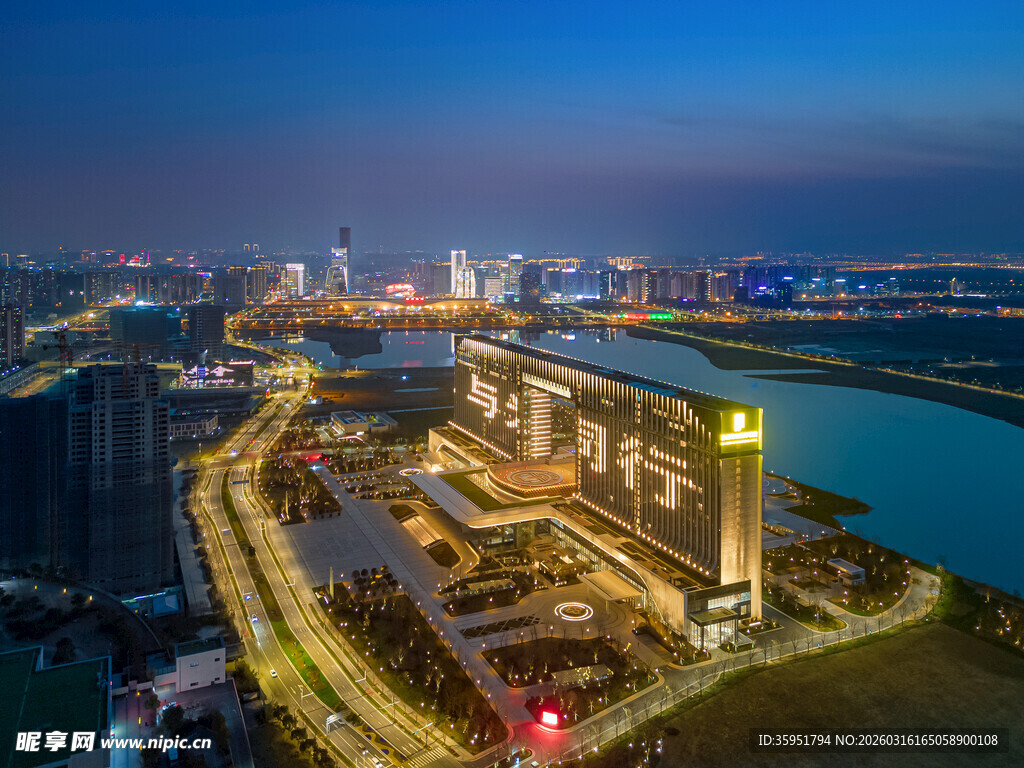 城市河畔璀璨夜景