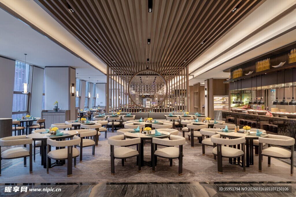 现代风格宽敞餐厅内景