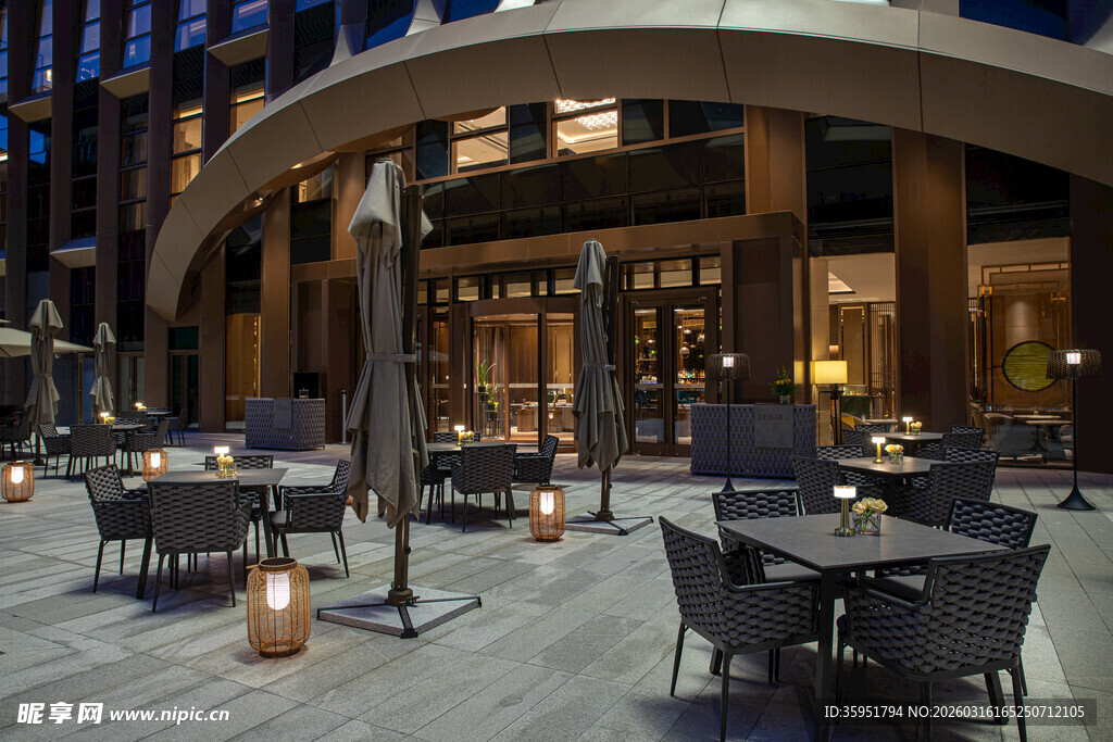 户外优雅露天餐饮场景