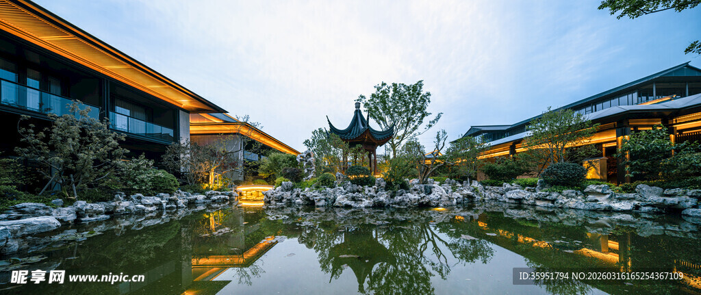 中式园林夜景波光映古建