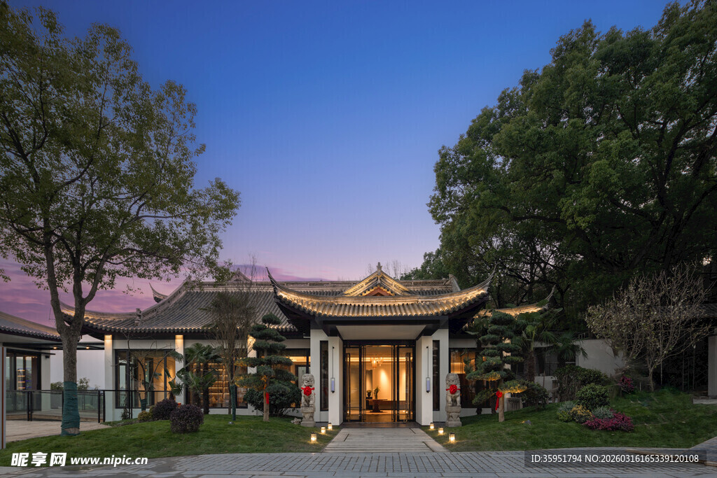 中式庭院别墅夜景风光