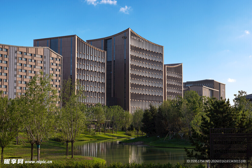 现代城市中的楼宇与绿地景观