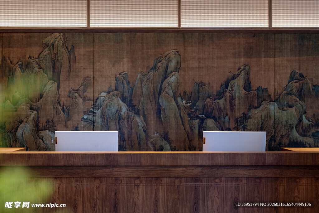 中式山水背景的前台区域
