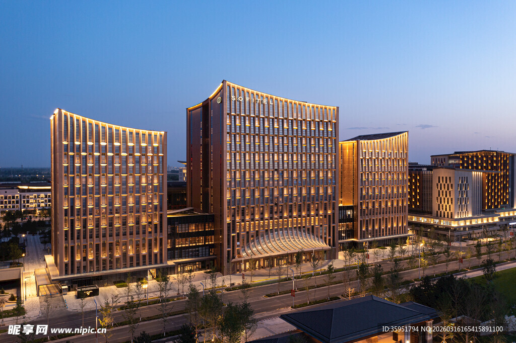 城市繁华夜景中的高楼建筑