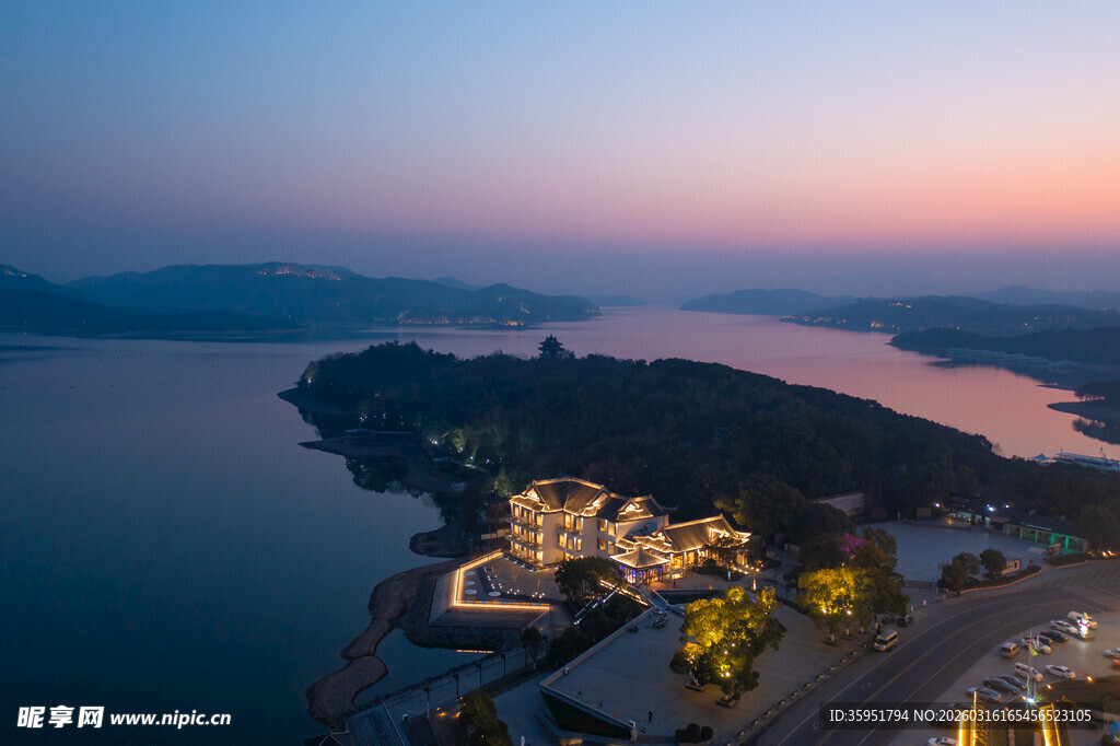 湖畔黄昏美景俯瞰