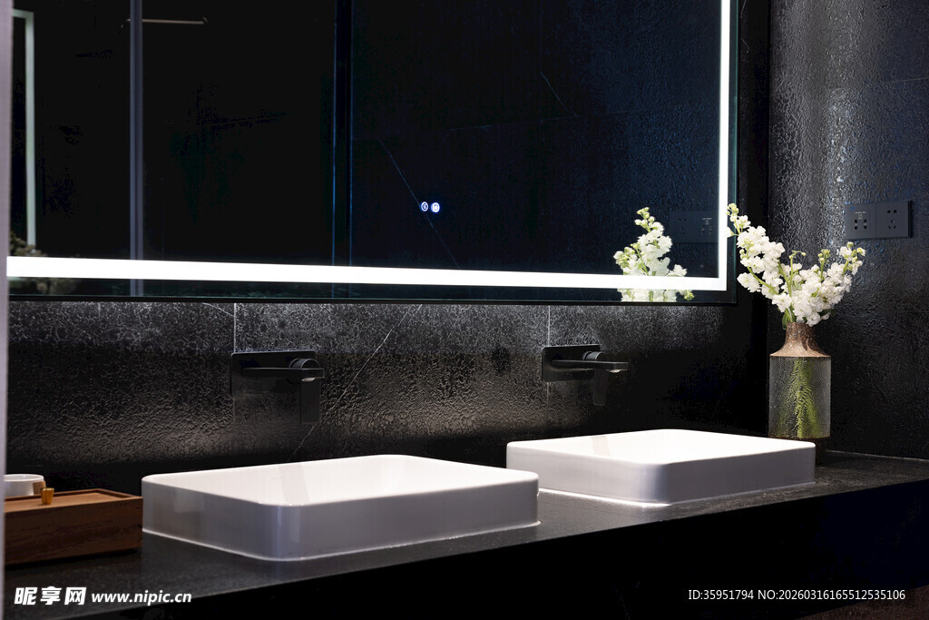 现代简约双台盆浴室设计