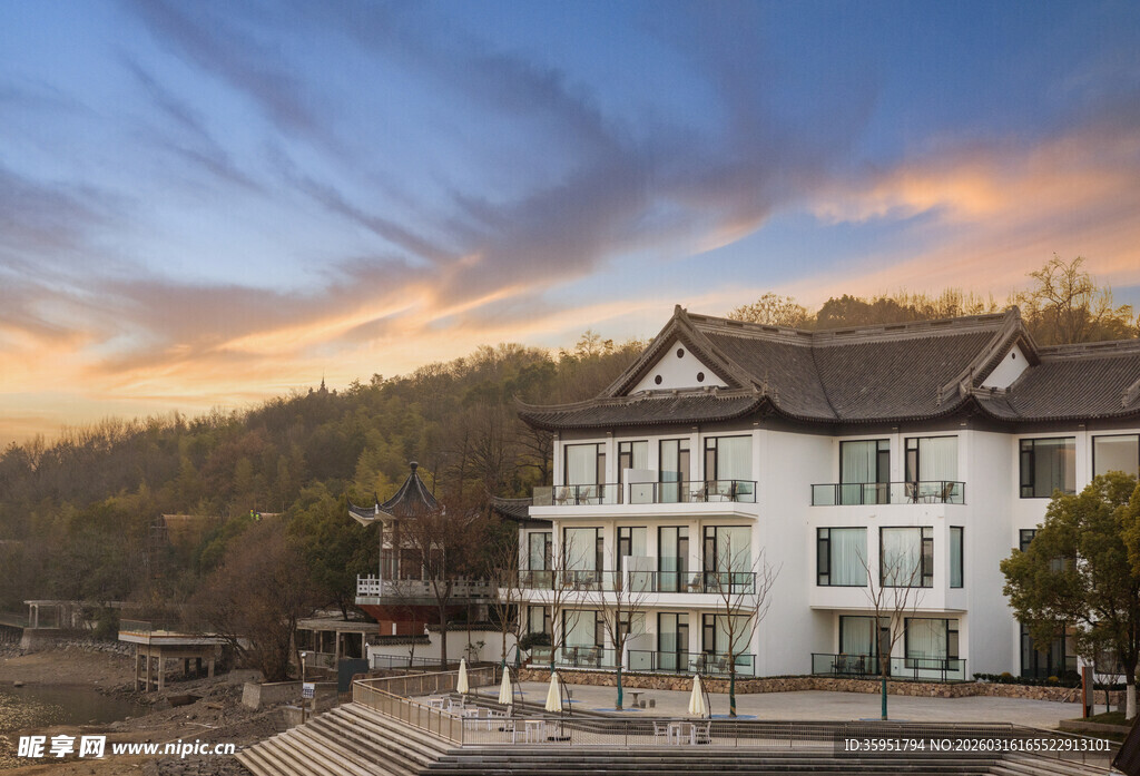 夕阳下的山间精致白色建筑