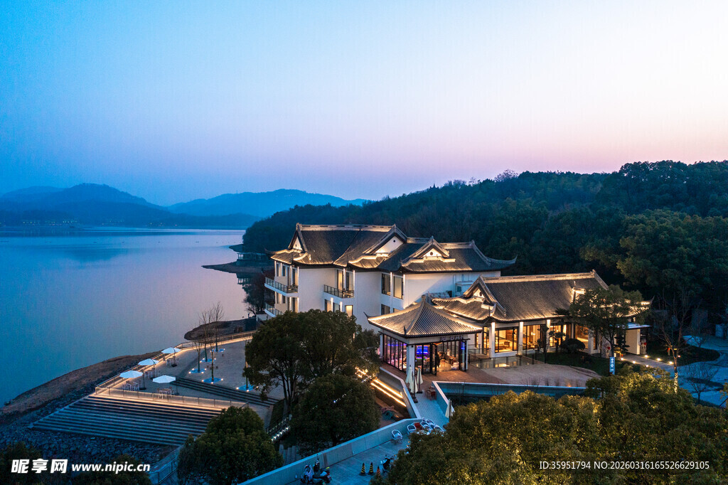 湖畔中式建筑群夜景风光