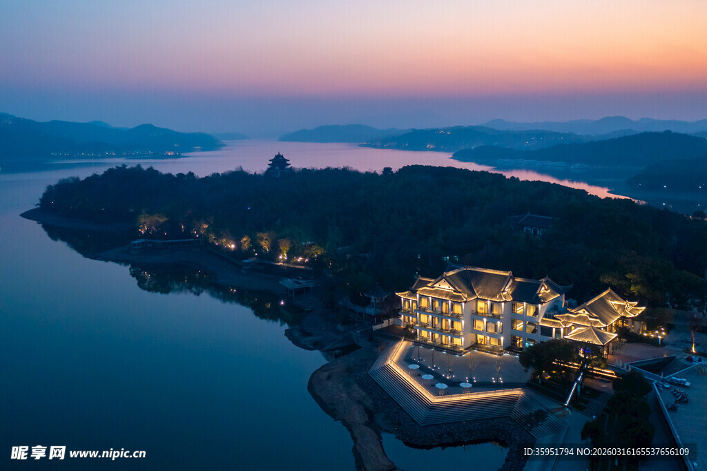 湖畔夜景中的璀璨建筑群