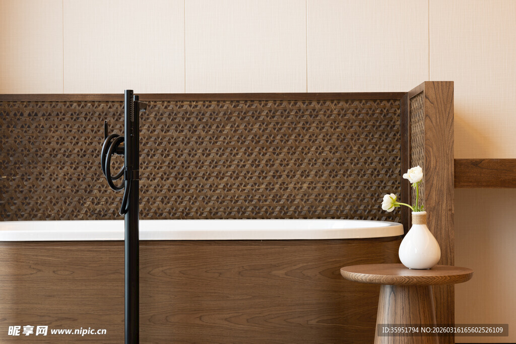 简约婴儿床围栏与装饰摆件