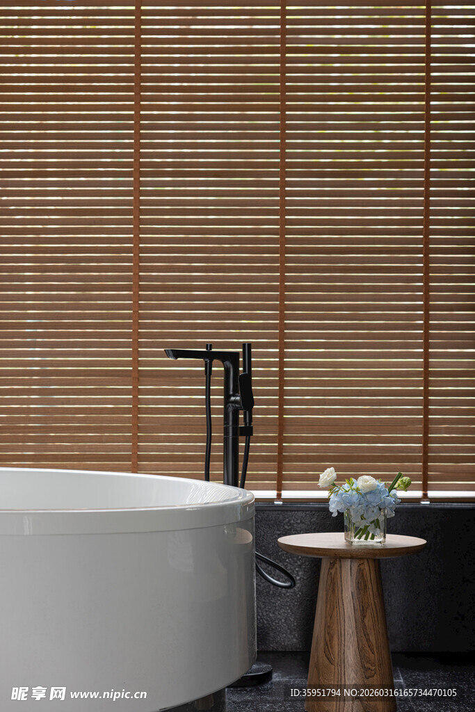 木质百叶下的优雅浴缸
