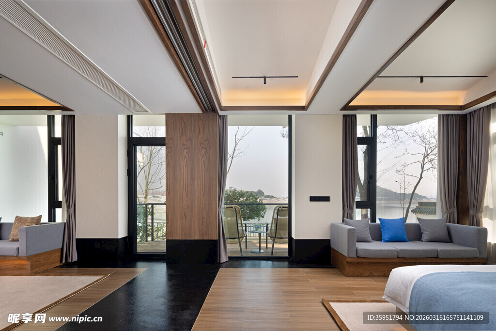 现代简约风格的宽敞室内空间