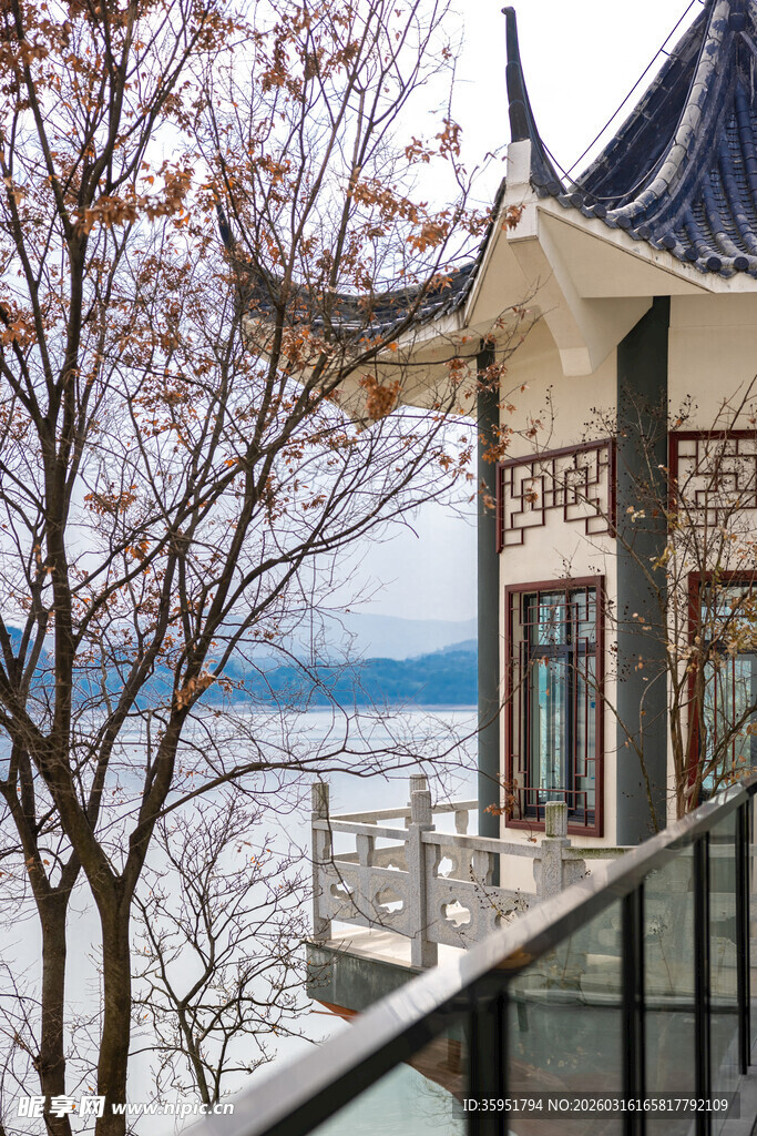 雪覆中式楼阁赏湖景