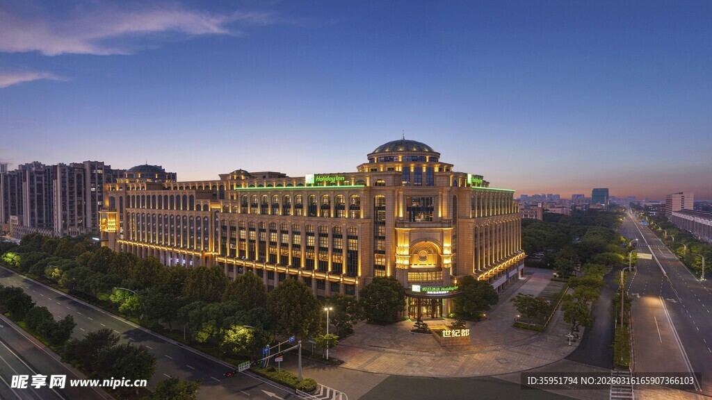 城市繁华夜景中的宏伟建筑