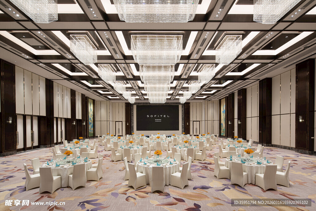 豪华宽敞的宴会大厅布置