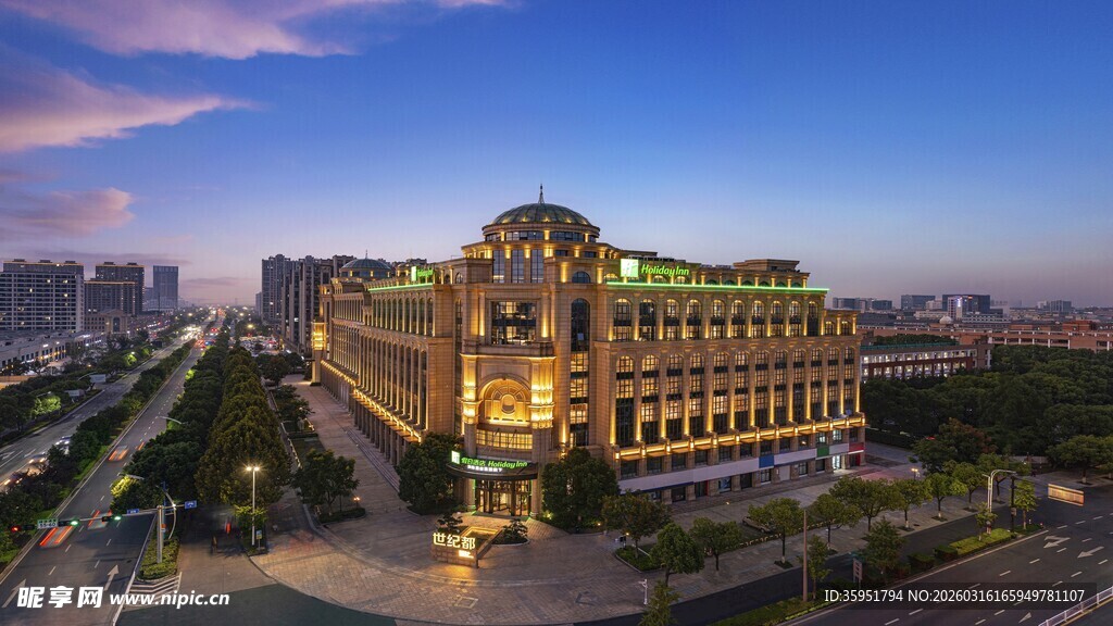 城市繁华夜景中的璀璨建筑