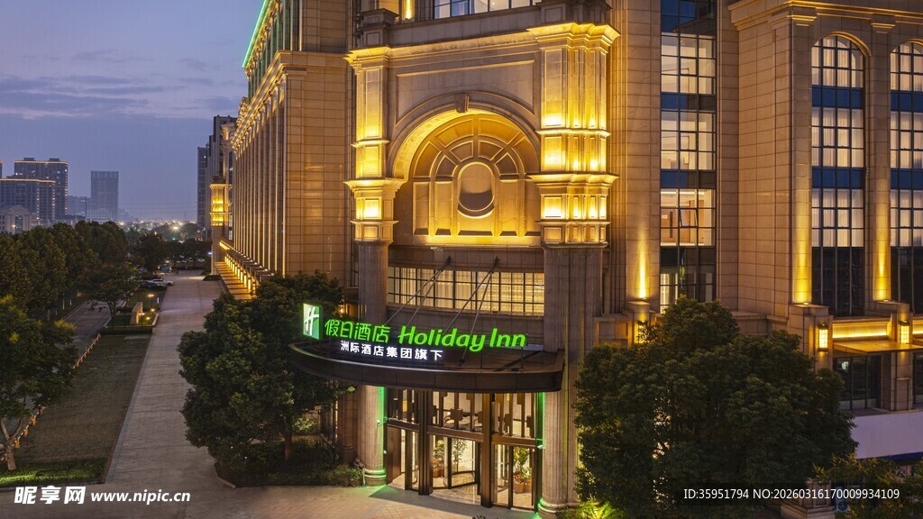 夜幕下的华丽酒店建筑