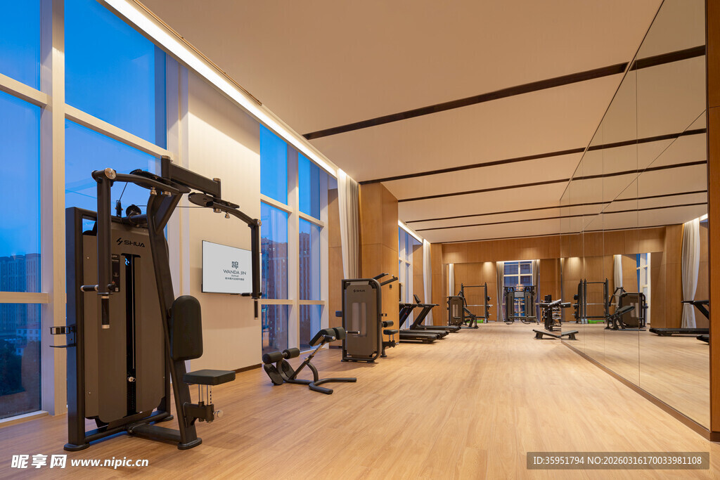 宽敞明亮的现代化健身房