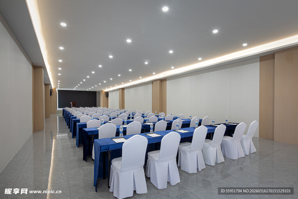 宽敞会议室整齐排列桌椅