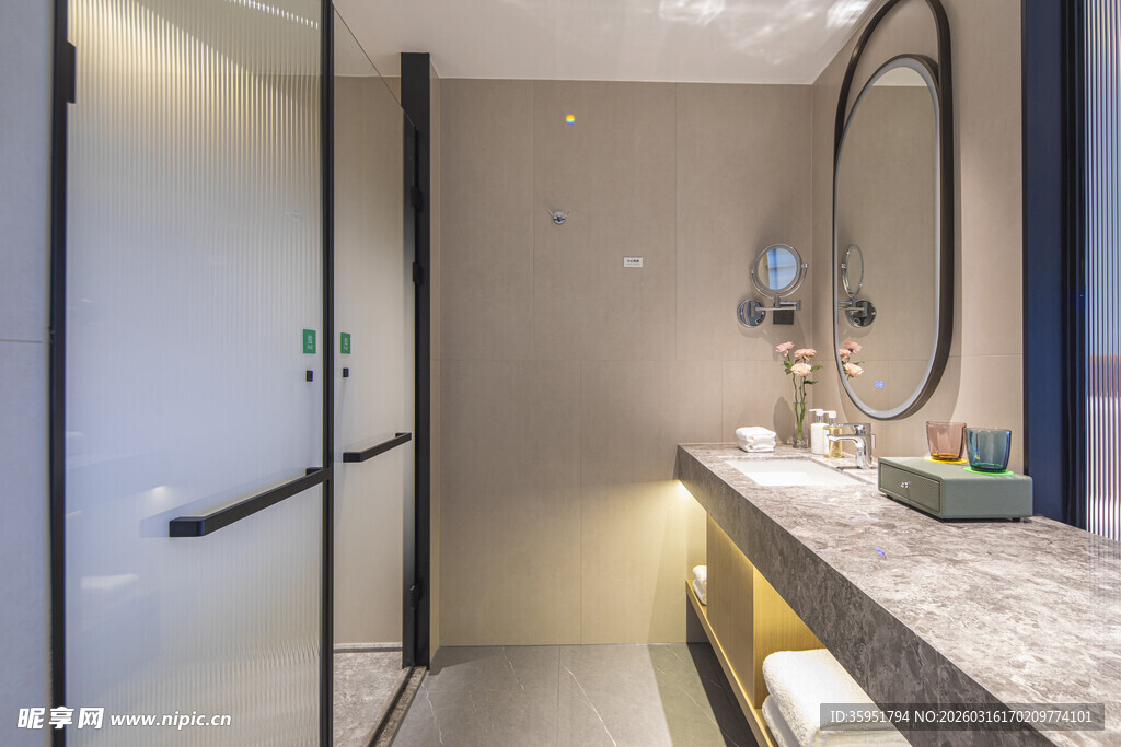 现代简约风浴室过道一角