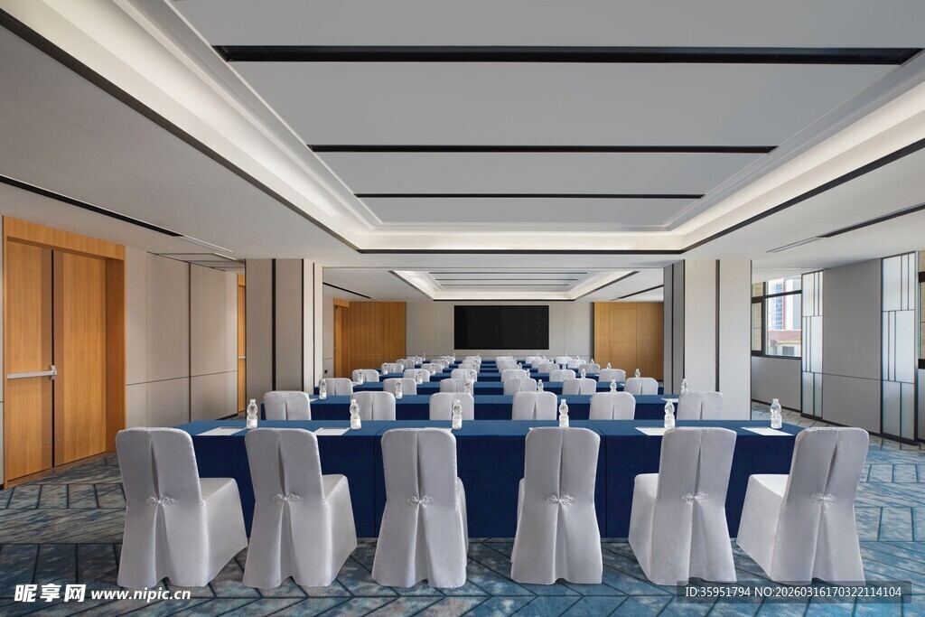 宽敞整洁的会议室场景