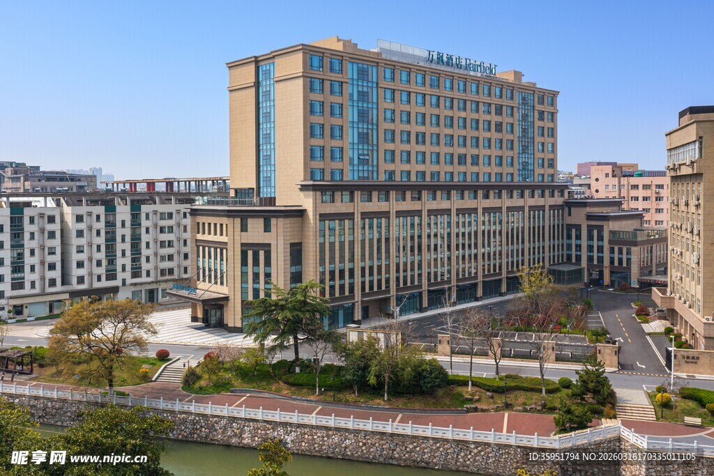 城市中的现代化高楼建筑