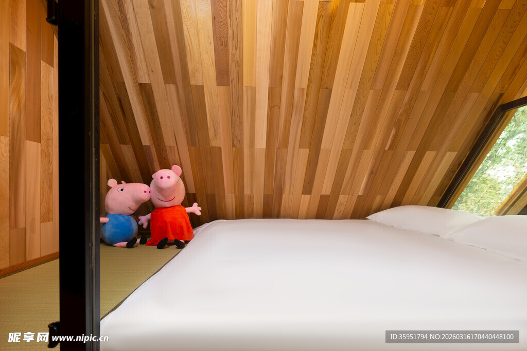 木质温馨卧室与可爱玩偶
