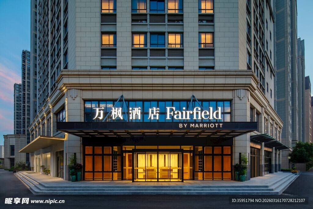 夜晚中的万枫酒店外观