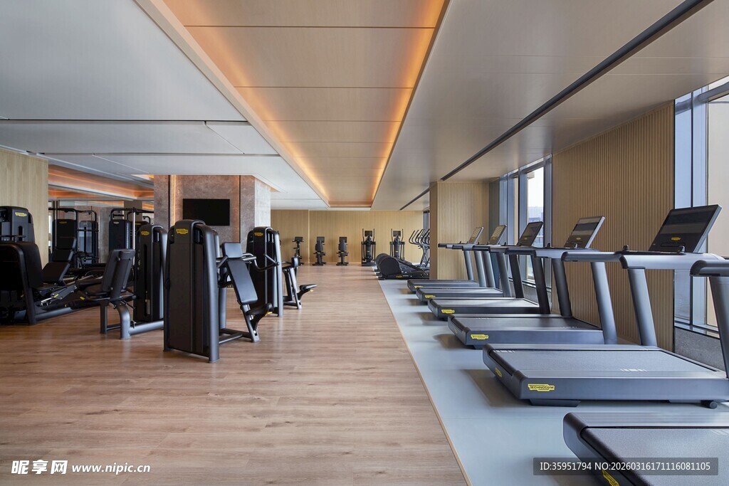 现代健身房内部器械陈列